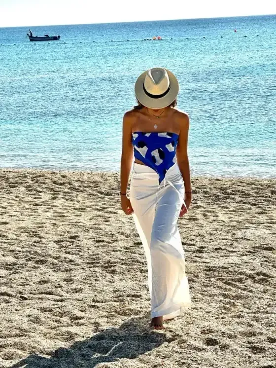 Azayla : foulard bleu et blanc porté en haut